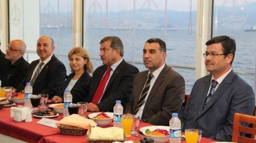 İzmir Polsinden Halka İftar