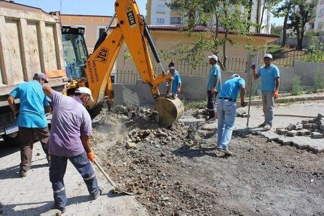 Akçakoca'da Kilit Parke Taşı Döşeniyor