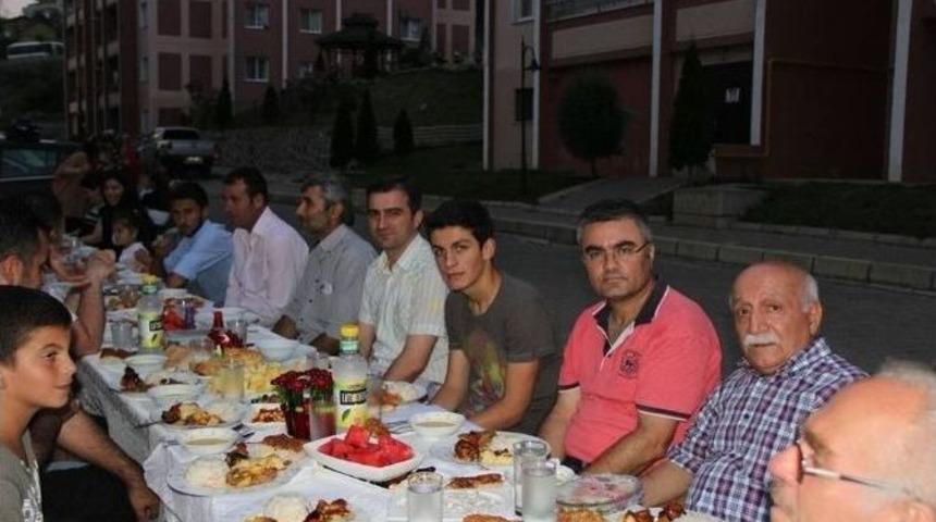 Ak&ccedil;akoca Belediye Başkanı Yemenici, Toki Sakinleriyle İftarını A&ccedil;tı