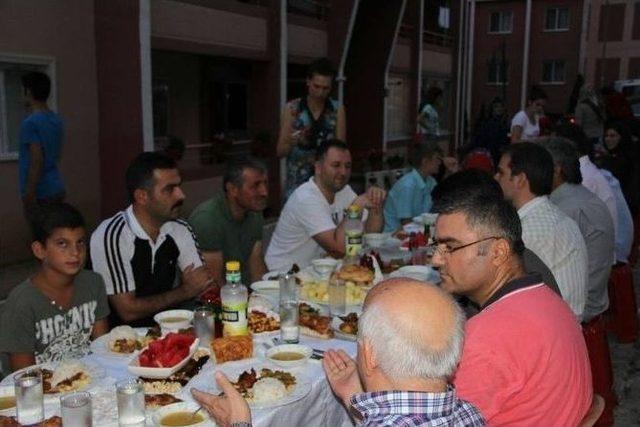 Akçakoca Belediye Başkanı Yemenici, Toki Sakinleriyle İftarını Açtı