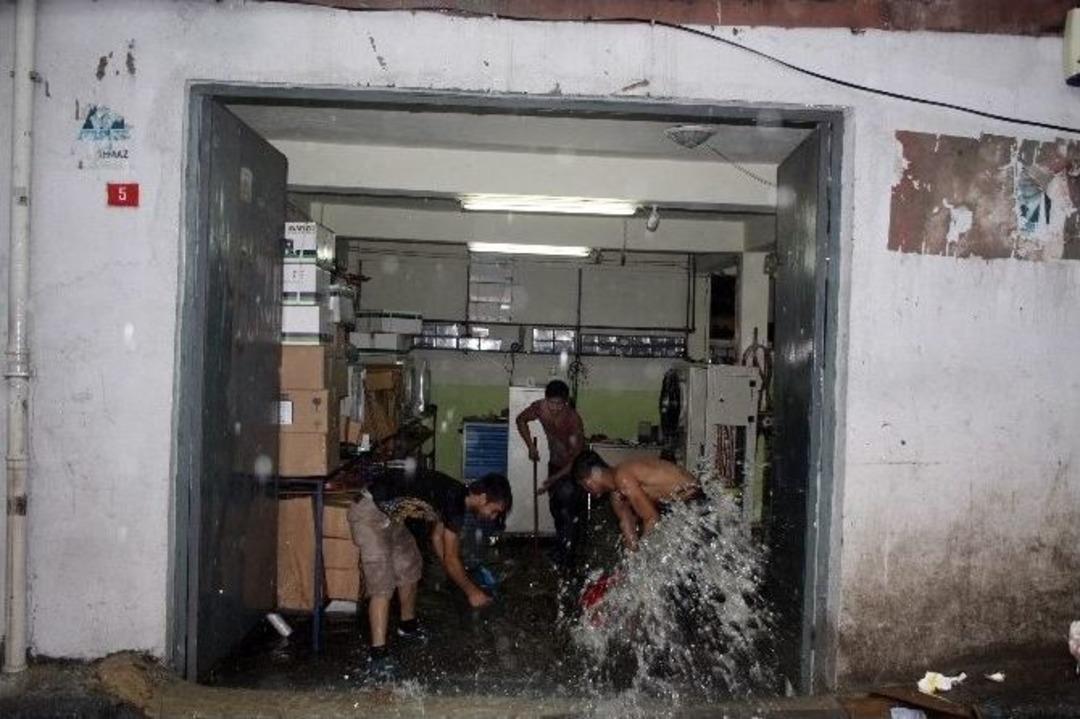 Sağanak Yağmur Beyoğlu'nda Su Baskınlarına Neden Oldu