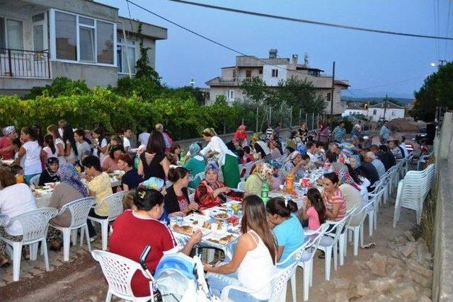 Ayvalık'ta Mahallelinin İftar İmecesi