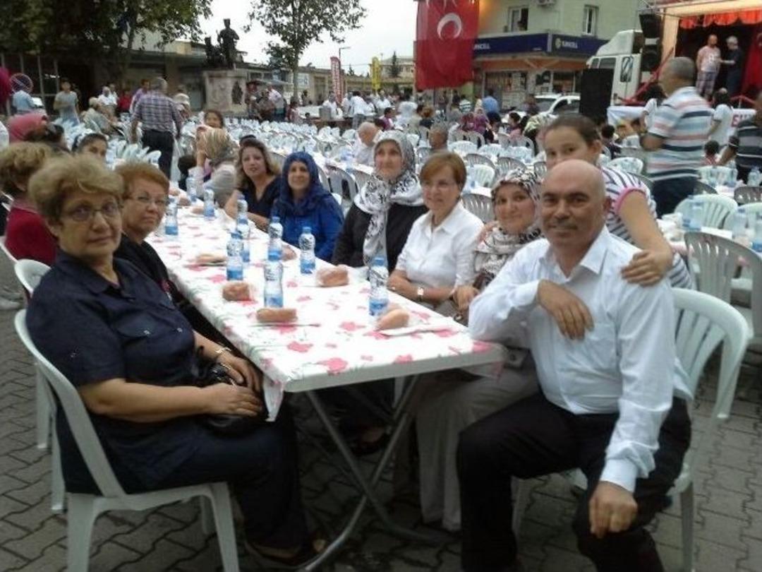 Karaisalı Cumhuriyet Meydanında Toplu İftar