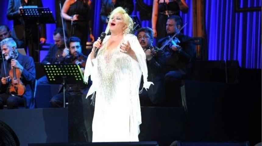 Ajda Pekkan İle Muazzez Abacı 30 Yıl Sonra Birlikte Sahne Aldı