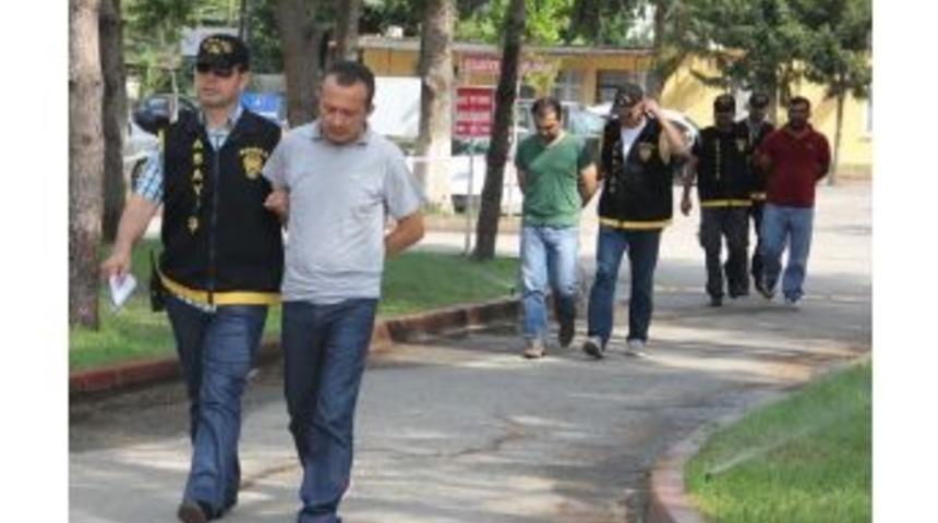 Kendilerini Savcı Olarak Tanıtıp 2 Emekliyi Dolandırdılar