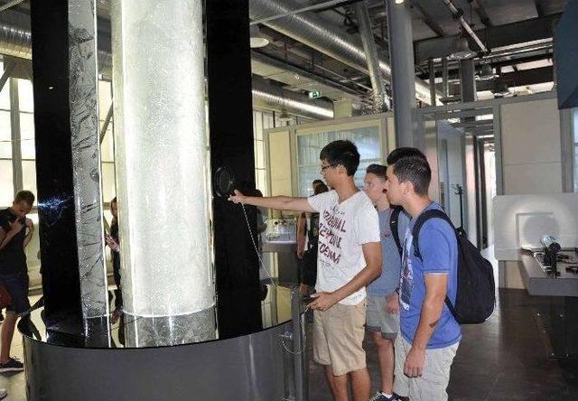Macar &Ouml;ğrenciler Bilim Merkezi ni Gezdi 1