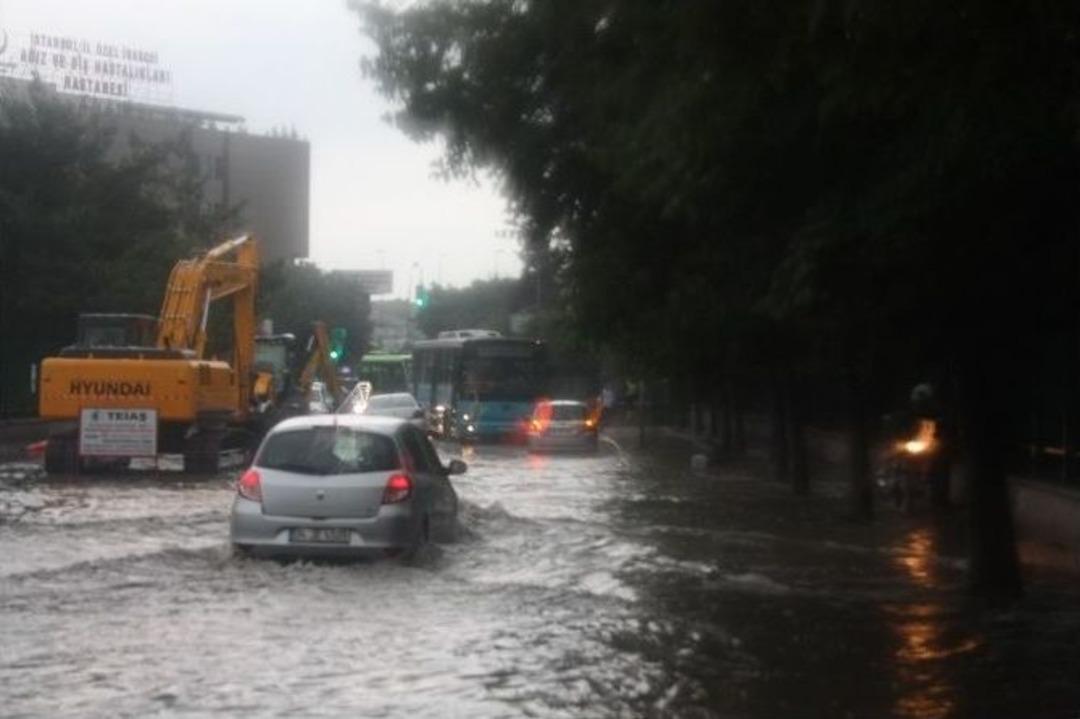 Sağanak Yağış Okmeydanı&rsquo;nı G&ouml;le D&ouml;nd&uuml;rd&uuml;