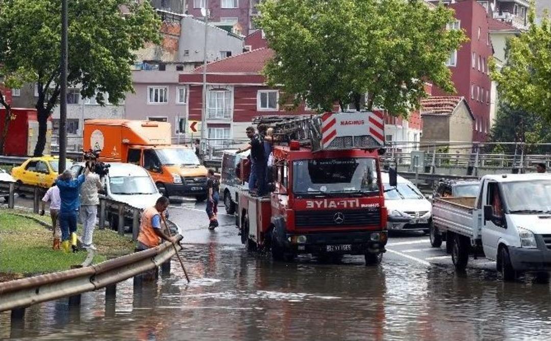 Yolcu Taşıyan Midib&uuml;s Suların İ&ccedil;inde Mahsur Kaldı