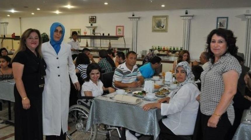 Beyaz Lale Derneği'nden Engelliler Ve Ailelerine İftar