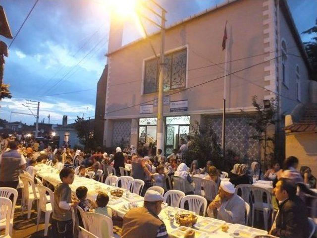 Roman &Ccedil;ocukların İftar Sevinci 3