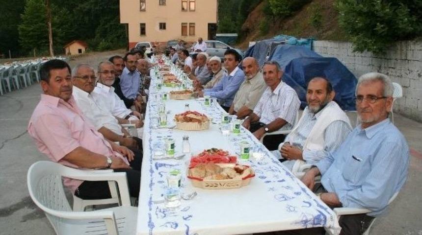 G&uuml;rb&uuml;zler Kur&rsquo;an Kursundan İftar Etkinliği