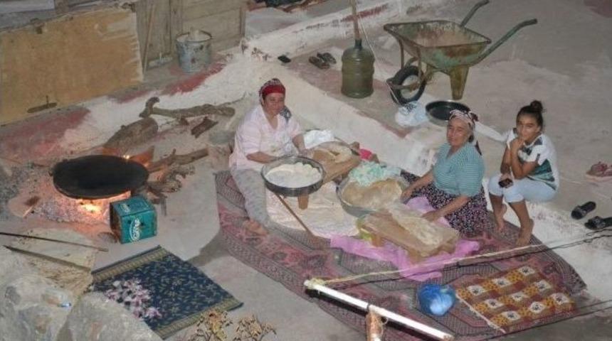 Bozyazı'da Kadınlar Aile B&uuml;t&ccedil;elerine Katkı Sağlamak Amacıyla Yufka Ekmek Yapıyor