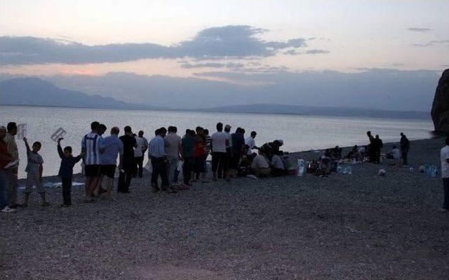 Abyb Van Şubesi &Uuml;yeleri Sahilde İftar A&ccedil;tı 1