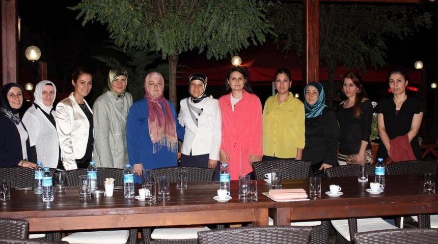Rize G&ouml;n&uuml;l El&ccedil;ileri Derneği &Uuml;yeleri Iftarda Buluştu
