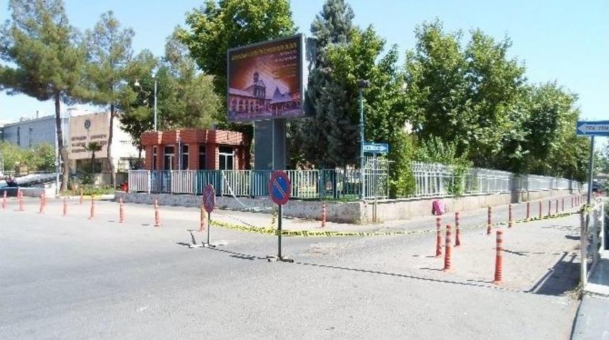 Diyarbakır'da Belediye &Ouml;n&uuml;nde Ş&uuml;pheli Bavul Alarmı