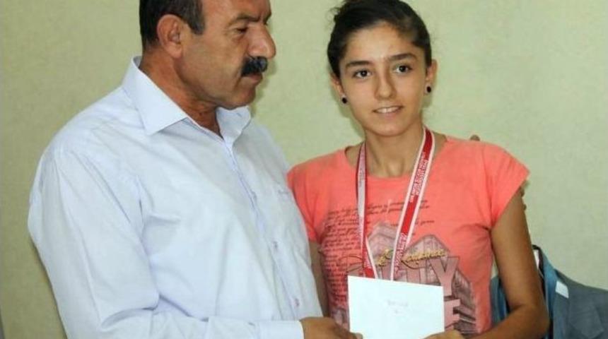 Başarılı Sporculara &Ouml;d&uuml;l