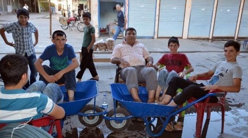 Aşırı Sıcaklarda El Arabasında Serinletiyor