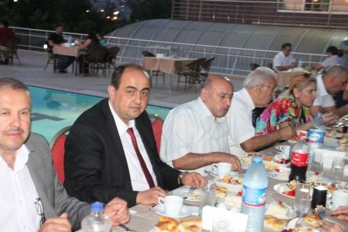 Demirtaş Belediye Meclis &Uuml;yesi Ve Muhtarlara İftar Verdi