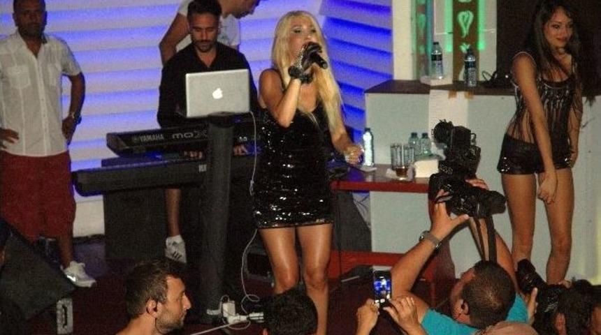 Hande Yener Gazetecilerden Ka&ccedil;tı