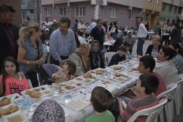 5 Mahalle Halkı Sokak İftarında Buluştu