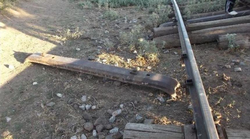 Tren Raylarını &Ccedil;alarken Su&ccedil; &Uuml;st&uuml; Yakalandılar