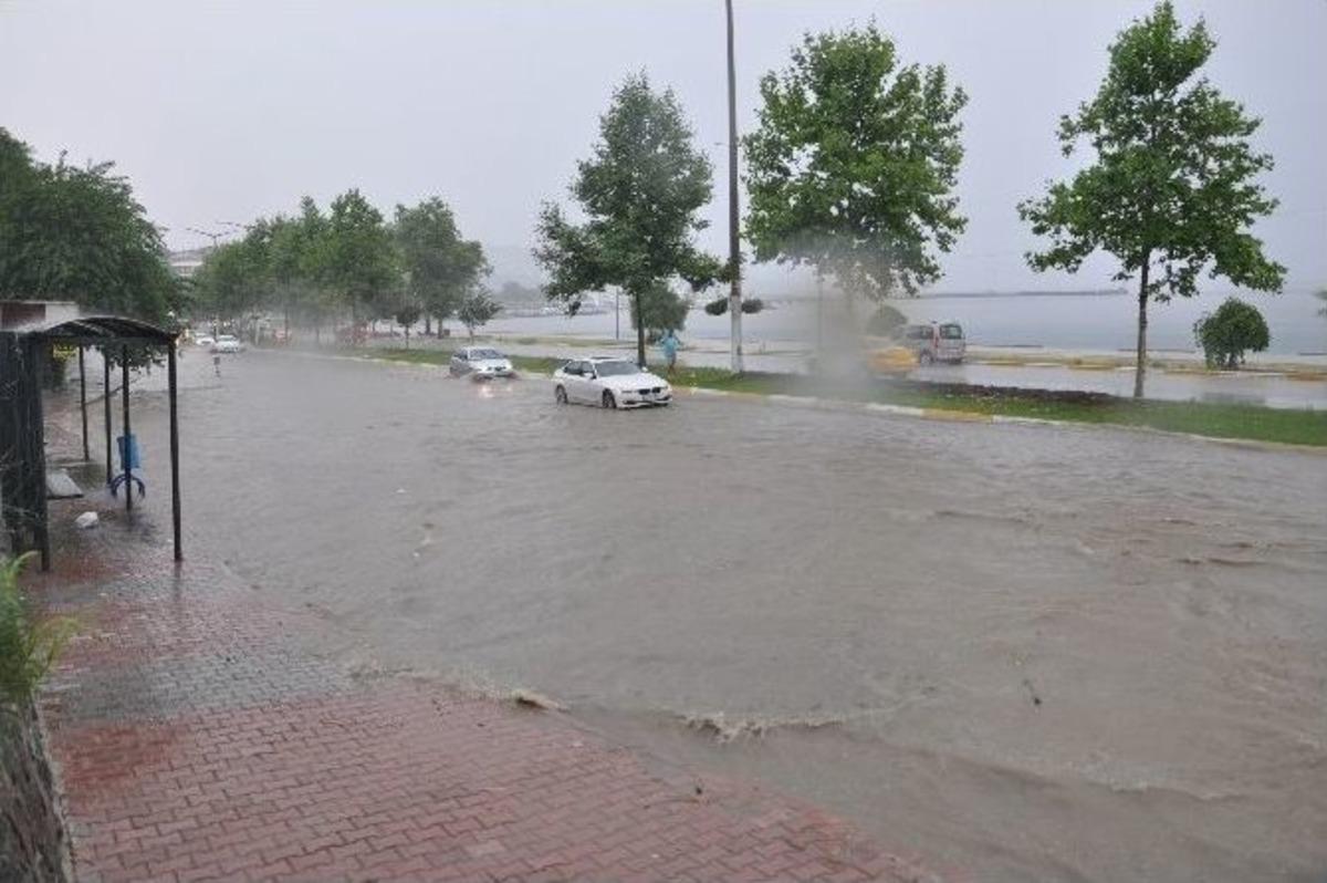 Tekirdağ&rsquo;da Sağanak Yolları G&ouml;le &Ccedil;evirdi