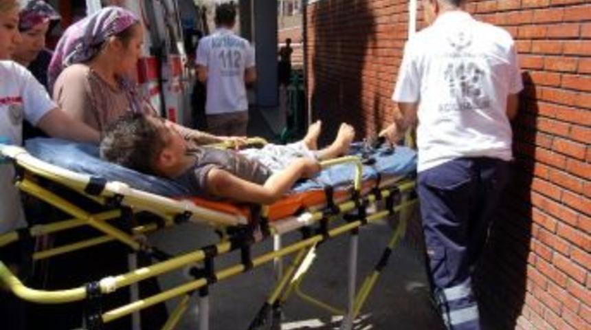 Sokakta Oynayan &Ccedil;ocuğa &Ccedil;arpan Otomobil Ka&ccedil;tı