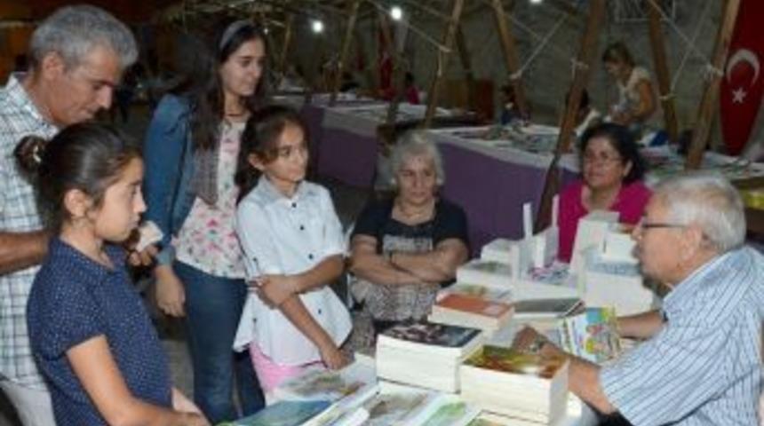 H&uuml;seyin Yurttaş Fo&ccedil;a'da Okurlarıyla Buluştu
