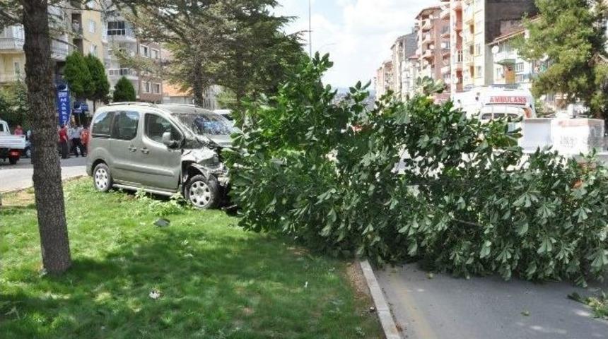 Şehir İ&ccedil;inde Aşırı Hız Ve Dikkatsizlik Kaza Getirdi: 2 Yaralı