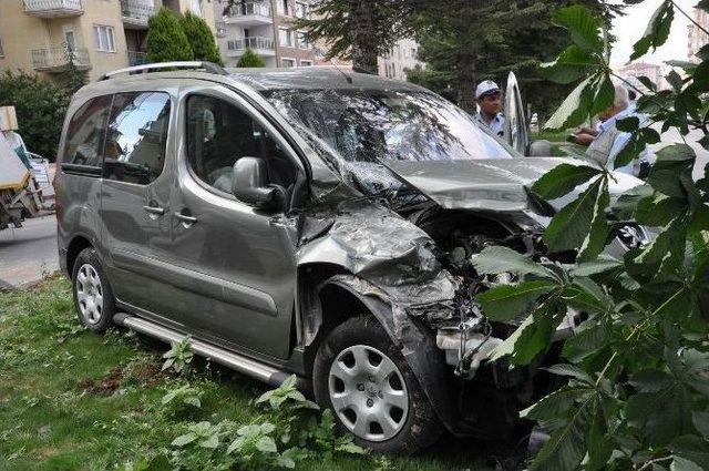 Şehir İçinde Aşırı Hız Ve Dikkatsizlik Kaza Getirdi: 2 Yaralı