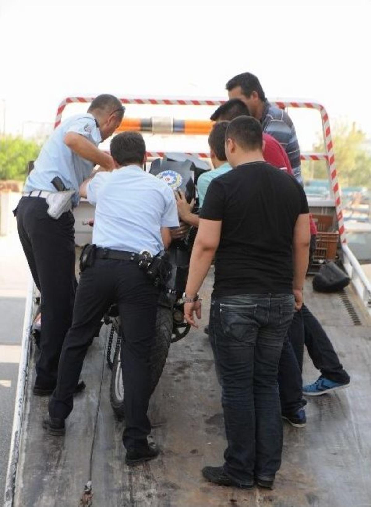 Antalya&rsquo;da Trafik Kazası: 2 Polis Yaralı