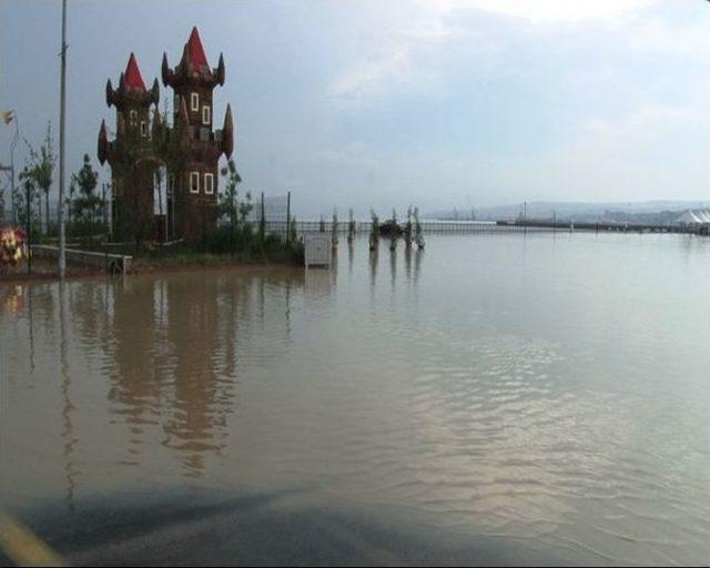 Tekirdağ'da Sahil Dolgu Alanı Sular Altında Kaldı