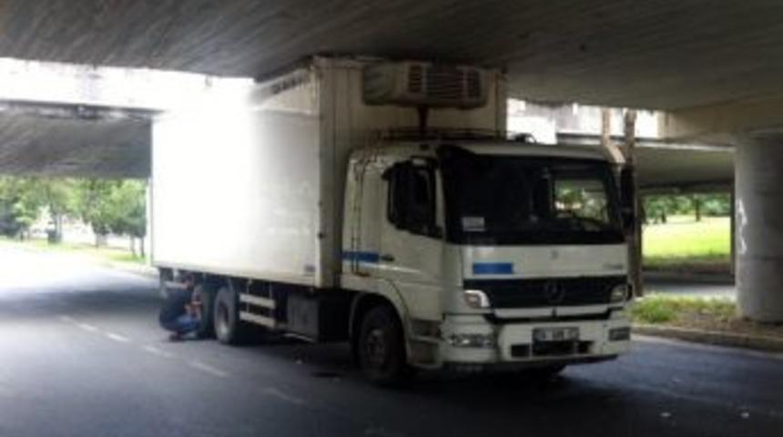 Kamyon &Uuml;st Ge&ccedil;ide Takıldı