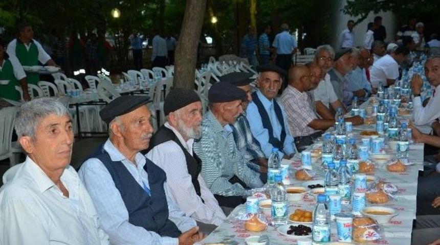 Yeşilyurt Belediyesi, Dilek Mahallesi'nde İftar Verdi
