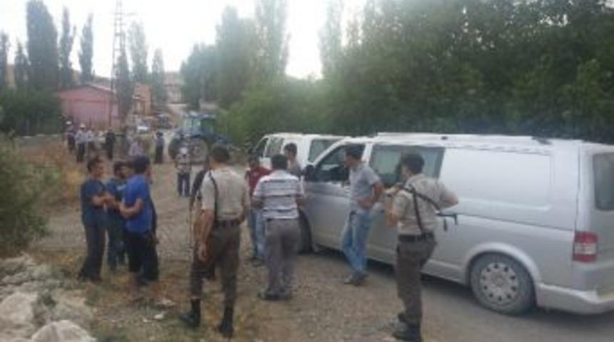 Hırsız Ş&uuml;phesi K&ouml;yl&uuml;lere Yol Kestirdi