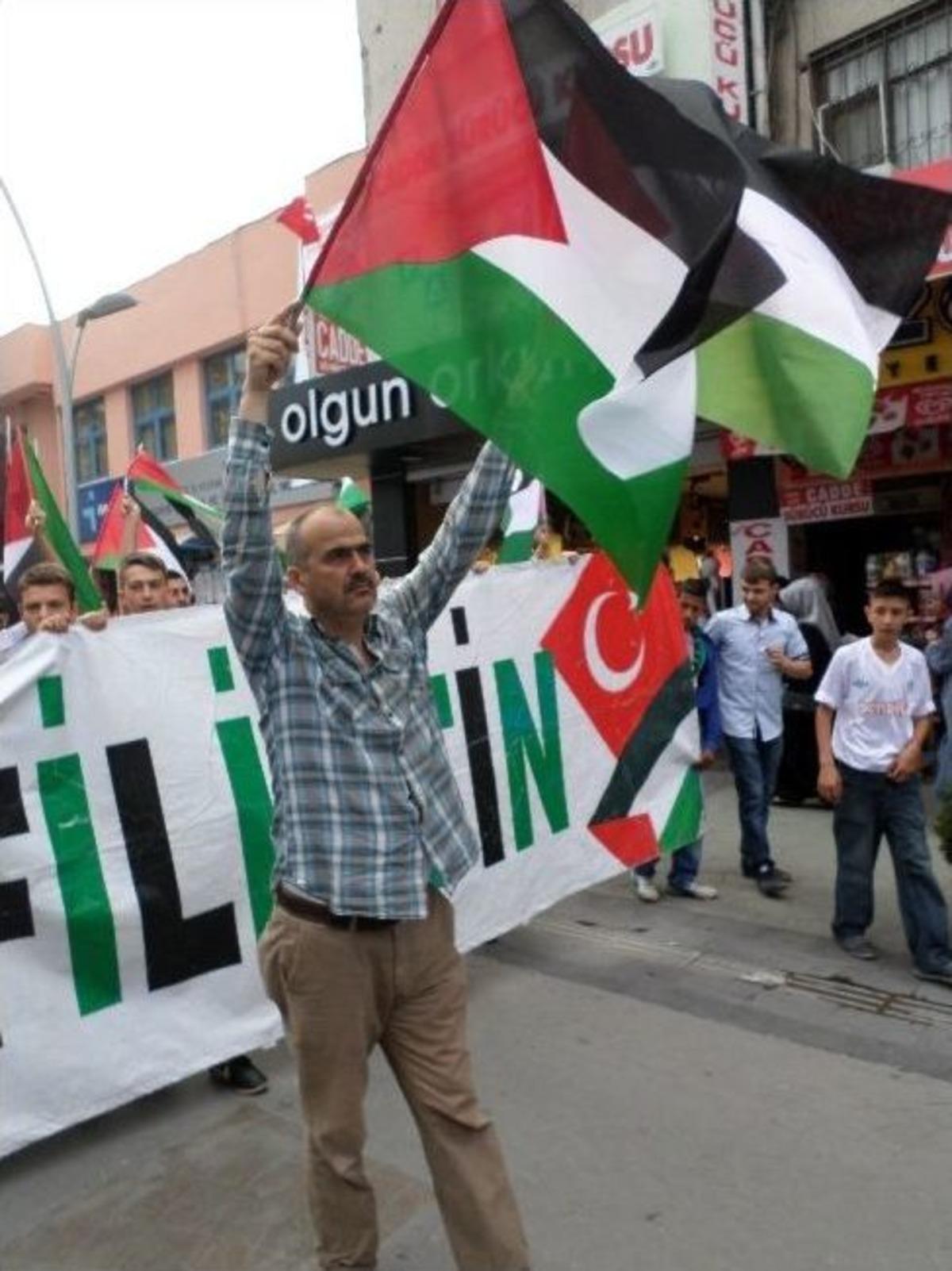 Bin Kişilik Grup İsrail&rsquo;e Lanet Okudu