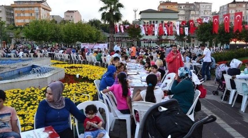 Fatih Belediyesi 6 Bin 500 Kişiyi İftarda Bir Araya Getirdi