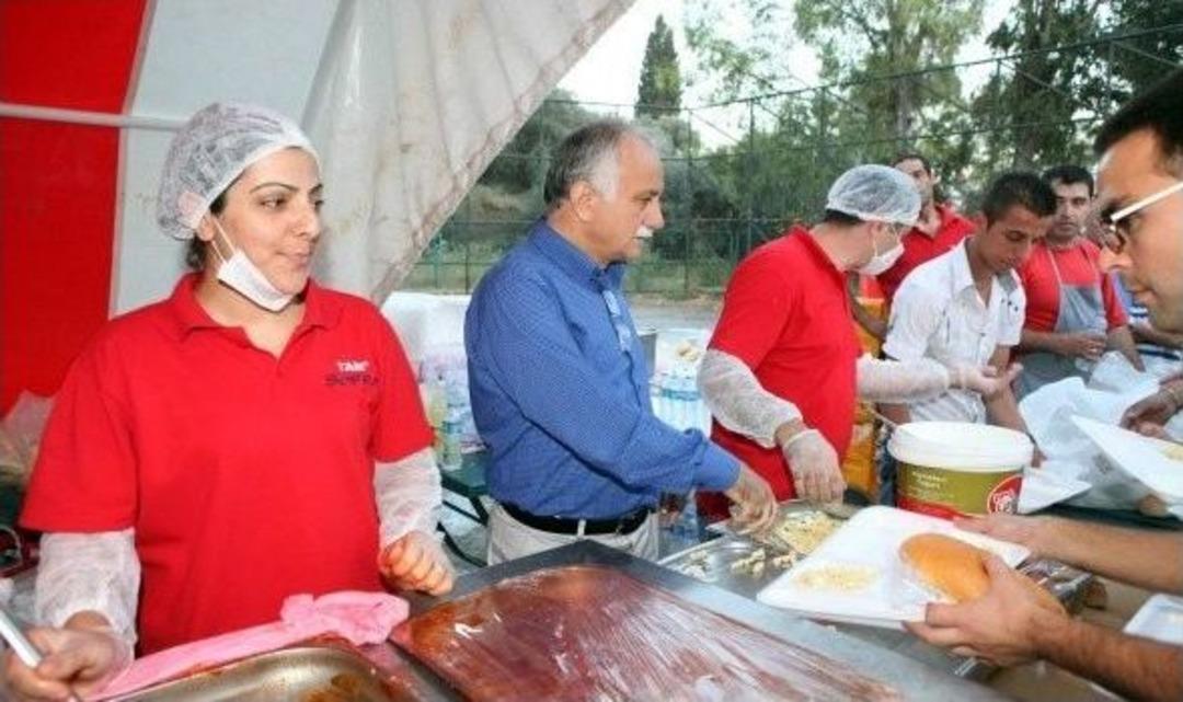 11 &Ccedil;adırda 5 Bin Kişiye İftar Veriliyor