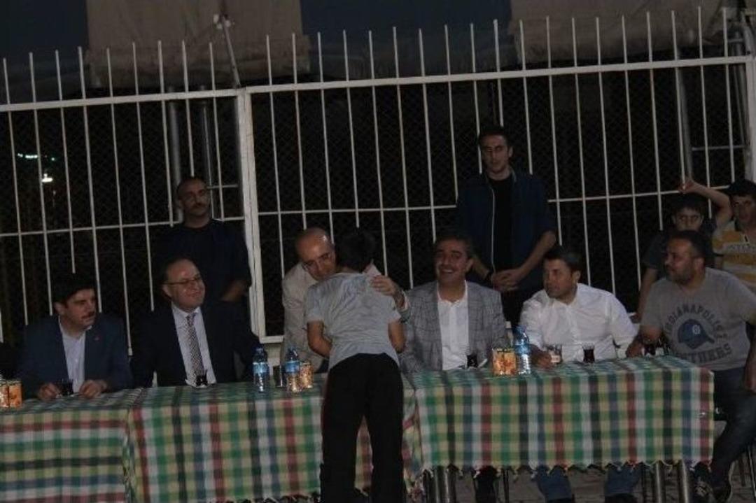 Bakan Şimşek, T&uuml;rkiye Şampiyonu G&uuml;reş&ccedil;iyi Kucakladı