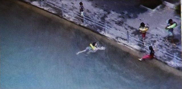 K&uuml;&ccedil;&uuml;k Kız Boğulmaktan Son Anda Kurtarıldı 1