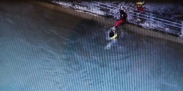 K&uuml;&ccedil;&uuml;k Kız Boğulmaktan Son Anda Kurtarıldı 2