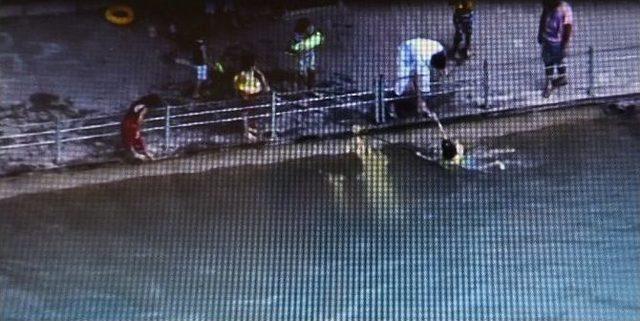 K&uuml;&ccedil;&uuml;k Kız Boğulmaktan Son Anda Kurtarıldı 3