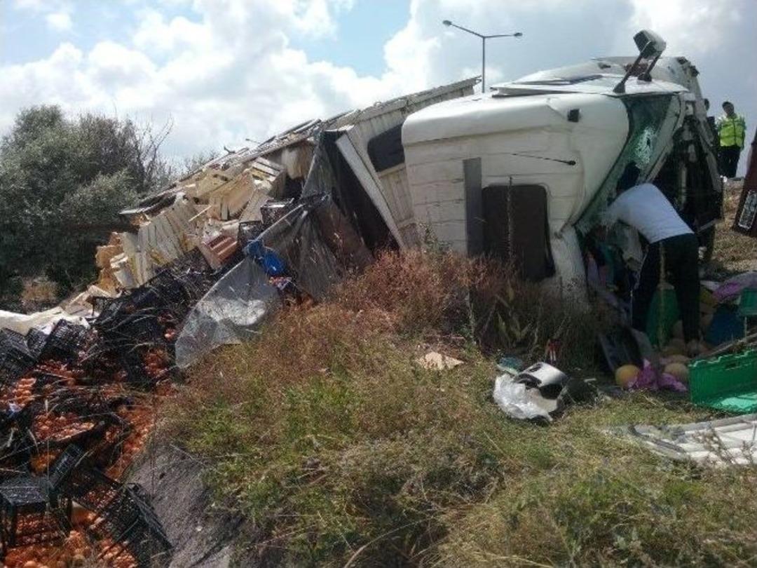 Portakal Y&uuml;kl&uuml; Kamyon, Kavun Y&uuml;kl&uuml; Kamyon İle &Ccedil;arpıştı: 2 Yaralı