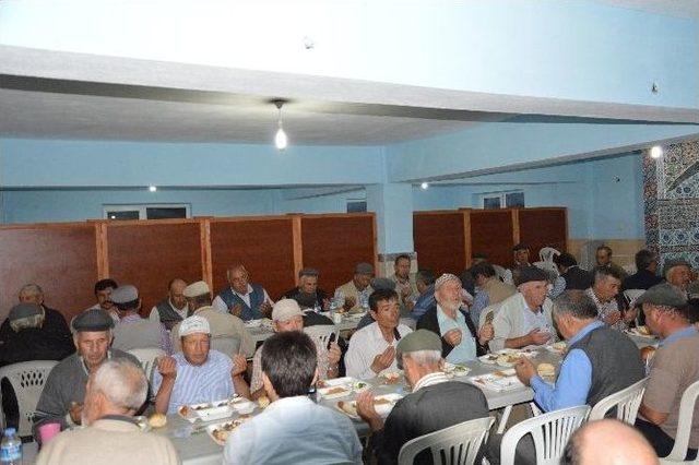 Kara&ouml;ren Mahallesinin İftar Geleneği S&uuml;r&uuml;yor 1
