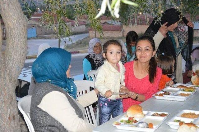 Kara&ouml;ren Mahallesinin İftar Geleneği S&uuml;r&uuml;yor 2