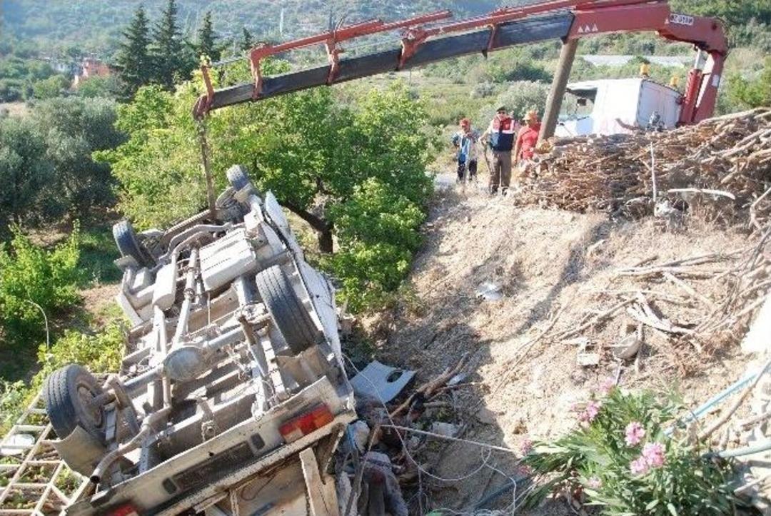 (&ouml;zel Haber) Virajı Alamayan Pikap Eve Girdi: 2 &Ouml;l&uuml;, 1 Yaralı