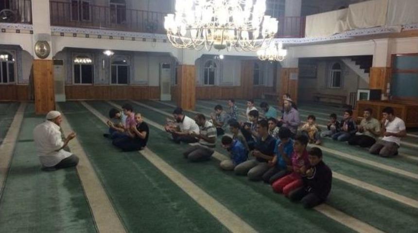 Agd&rsquo;li Gen&ccedil;ler G&ouml;lbaşı Park&rsquo;ta İftarda Buluştu