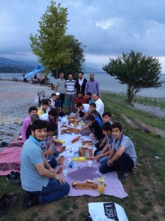 Agd’li Gençler Gölbaşı Park’ta İftarda Buluştu