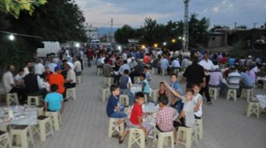 Kumluca Mahallesi Sakinleri İftarda Bir Araya Geldi