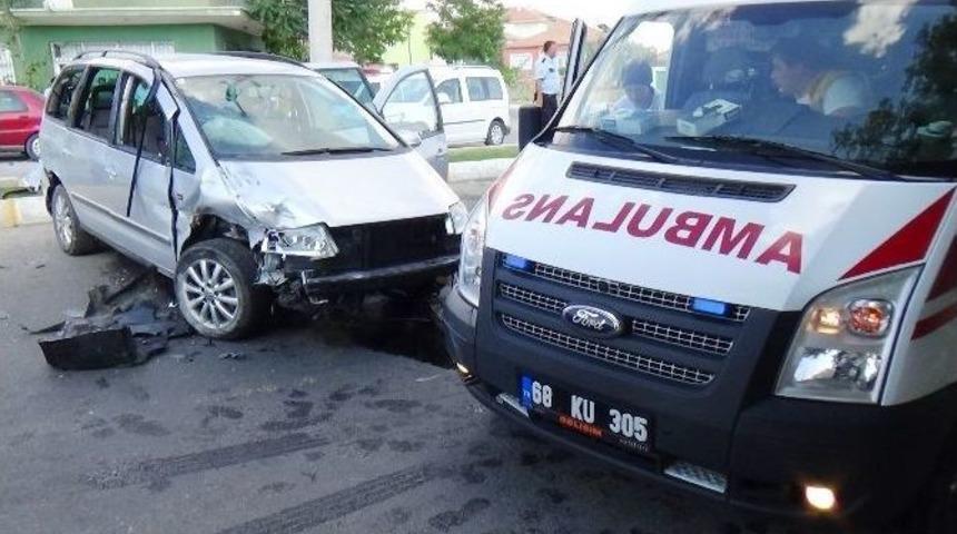 Ref&uuml;je &Ccedil;arpan Otomobil Karşı Şeride Ge&ccedil;ti: 4 Yaralı